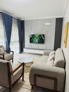 Χώρος καθιστικού στο 15 Min Walk to Acacia Mall 1BR on Mawanda Rd