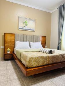 Ένα ή περισσότερα κρεβάτια σε δωμάτιο στο 15 Min Walk to Acacia Mall 1BR on Mawanda Rd