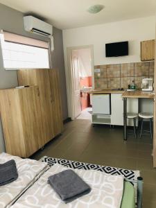 Kuchyň nebo kuchyňský kout v ubytování Relax Porta Vendégház Orfű + 19 fotografií