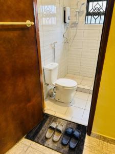 Ένα μπάνιο στο 15 Min Walk to Acacia Mall 1BR on Mawanda Rd +21 φωτογραφίες