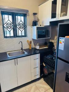 Η κουζίνα ή μικρή κουζίνα στο 15 Min Walk to Acacia Mall 1BR on Mawanda Rd