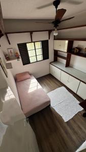 a room with a bed and two windows at Apartment near UFMS in Campo Grande