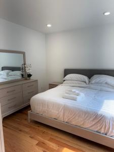 Ένα ή περισσότερα κρεβάτια σε δωμάτιο στο Elegant Retreat Near EWR n NYC