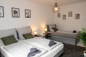 a bedroom with two beds with towels on them at Stilvolles Apartment im Bochumer Stadtkern in Bochum