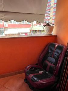 uma peça de bagagem em uma sala com janela em Inn house em Tirane