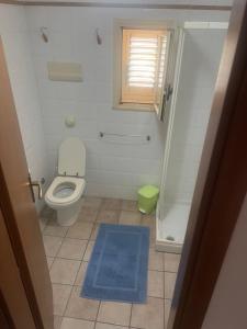 Ένα μπάνιο στο CASAMARINA appartamento frontemare con piscina