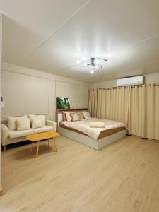 Postel nebo postele na pokoji v ubytování Next Station Impact Arena, Muang Thong Thani, C1-Free Wi-Fi