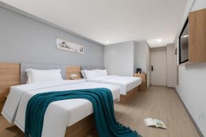 Ένα ή περισσότερα κρεβάτια σε δωμάτιο στο Home Inn Yellow Crane Tower Tanhualin Huayi Select Hotel