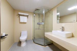 Ένα μπάνιο στο Home Inn Yellow Crane Tower Tanhualin Huayi Select Hotel