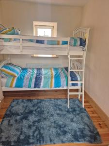 Un pat sau paturi într-o cameră la Katies cottage keash