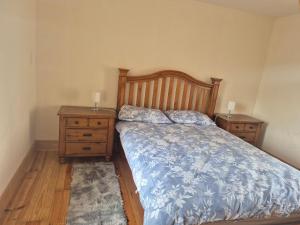 Un pat sau paturi într-o cameră la Katies cottage keash