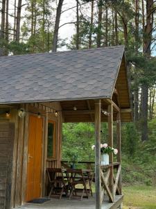 a cabin with a table and a roof at Vaide kempings in Vaide