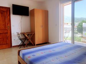 een slaapkamer met een bed, een kast en een raam bij Simple Joys Apartment in Bar