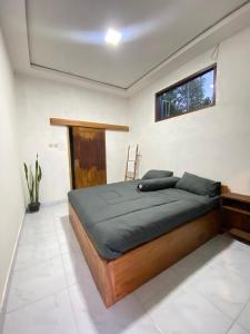 a bedroom with a bed in a room at Billi Family in Aik Berik