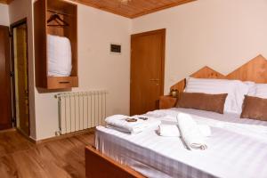 Rúm í herbergi á Hotel Zallina