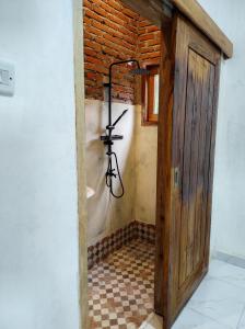 an open door to a room with a tripod at Billi Family in Aik Berik