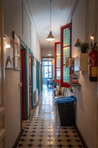 korytarz z podłogą wyłożoną płytkami i witrażami w obiekcie Soul Backpackers Barcelona w Barcelonie