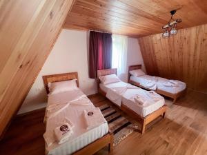 Rúm í herbergi á Hotel Zallina
