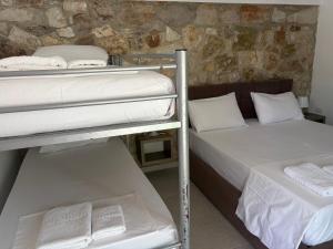 Postel nebo postele na pokoji v ubytování Mezzanine Bay