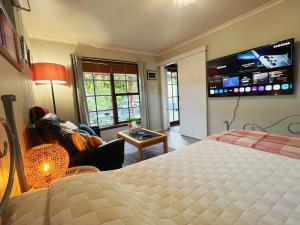 Telewizja i/lub zestaw kina domowego w obiekcie one-Bedroom Suite-Close to beach and CBD