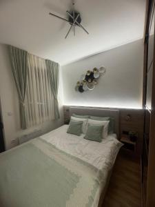 Ένα ή περισσότερα κρεβάτια σε δωμάτιο στο Apartman Traveller +34 φωτογραφίες