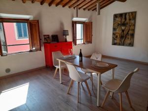 a dining room with a table and chairs at Le 3 Finestre in Peccioli