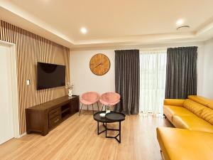 TV a/nebo společenská místnost v ubytování Tranquil 4 Bed Family Retreat 5Min To Airport