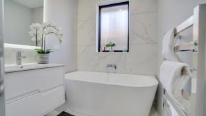 Koupelna v ubytování Tranquil 4 Bed Family Retreat 5Min To Airport + 27 fotografií