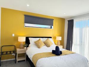 Postel nebo postele na pokoji v ubytování Tranquil 4 Bed Family Retreat 5Min To Airport