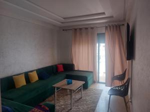 Très joli appartement vue sur parc 5 min de la plage du centre mohammedia的休息区