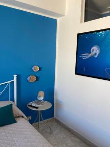 TV a/nebo společenská místnost v ubytování Chianalea Guesthouse