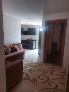 穆罕默迪耶Très joli appartement vue sur parc 5 min de la plage du centre mohammedia的带沙发的客厅和厨房
