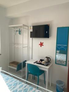 TV a/nebo společenská místnost v ubytování Chianalea Guesthouse