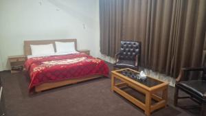 Rúm í herbergi á Hotel Bloom Hills Skardu