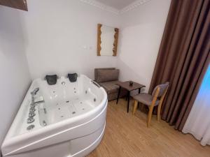Rúm í herbergi á Hotel Zallina