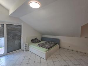 Postel nebo postele na pokoji v ubytování Wohnung- ideal für Kurz- und Langzeitmiete + 2 fotografie