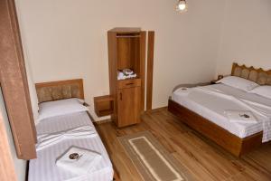 Rúm í herbergi á Hotel Zallina