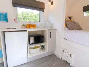 Postel nebo postele na pokoji v ubytování Shepherds Hut 2