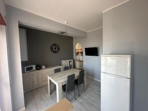Η κουζίνα ή μικρή κουζίνα στο Manna sul mare apartment +23 φωτογραφίες