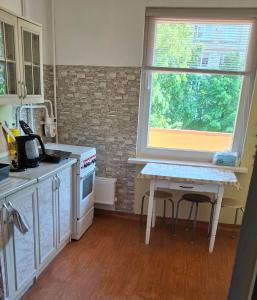 cocina con mesa y ventana en Mazais Ligzdiņš, en Ventspils