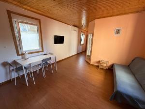 Μια τηλεόραση ή/και κέντρο ψυχαγωγίας στο Super Affordable Air Conditioned Apartment in Sobrado with Netflix