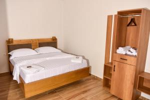 Rúm í herbergi á Hotel Zallina
