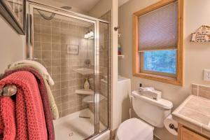 Galeriebild der Unterkunft McCall Retreat w AC, BBQ Grill , Bikes and Balcony in McCall