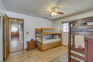 Ένα ή περισσότερα κρεβάτια σε δωμάτιο στο Big Bear Cabin w Game Room Mins to Ski