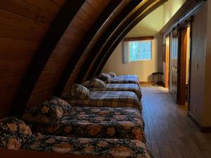 Postel nebo postele na pokoji v ubytování Massive Cabin Ski in Ski Out and Games