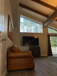 Posezení v ubytování Massive Cabin Ski in Ski Out and Games