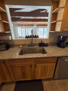 Kuchyň nebo kuchyňský kout v ubytování Massive Cabin Ski in Ski Out and Games