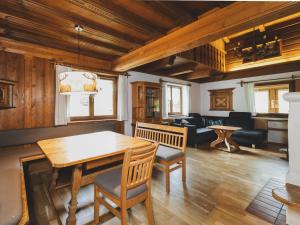 Landhaus Molly by we rent في فيهوفن: غرفة معيشة مع طاولة وأريكة