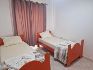 Postel nebo postele na pokoji v ubytování Stone City Apartment