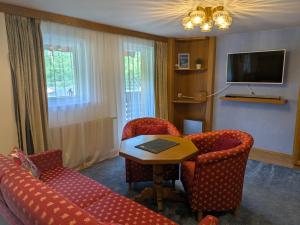 TV a/nebo společenská místnost v ubytování Montahaus Retro Apartments